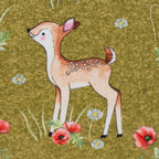 Zu sehen ist eine Nahaufnahme eines weichen Baumwolljersey-Stoffs in hellem Grün mit einem leuchtend roten Mohnblumen und süßen Rehkitzen, der durch seine elastische und glatte Oberfläche ideal für bequeme Kleidung und kreative Nähprojekte geeignet ist.