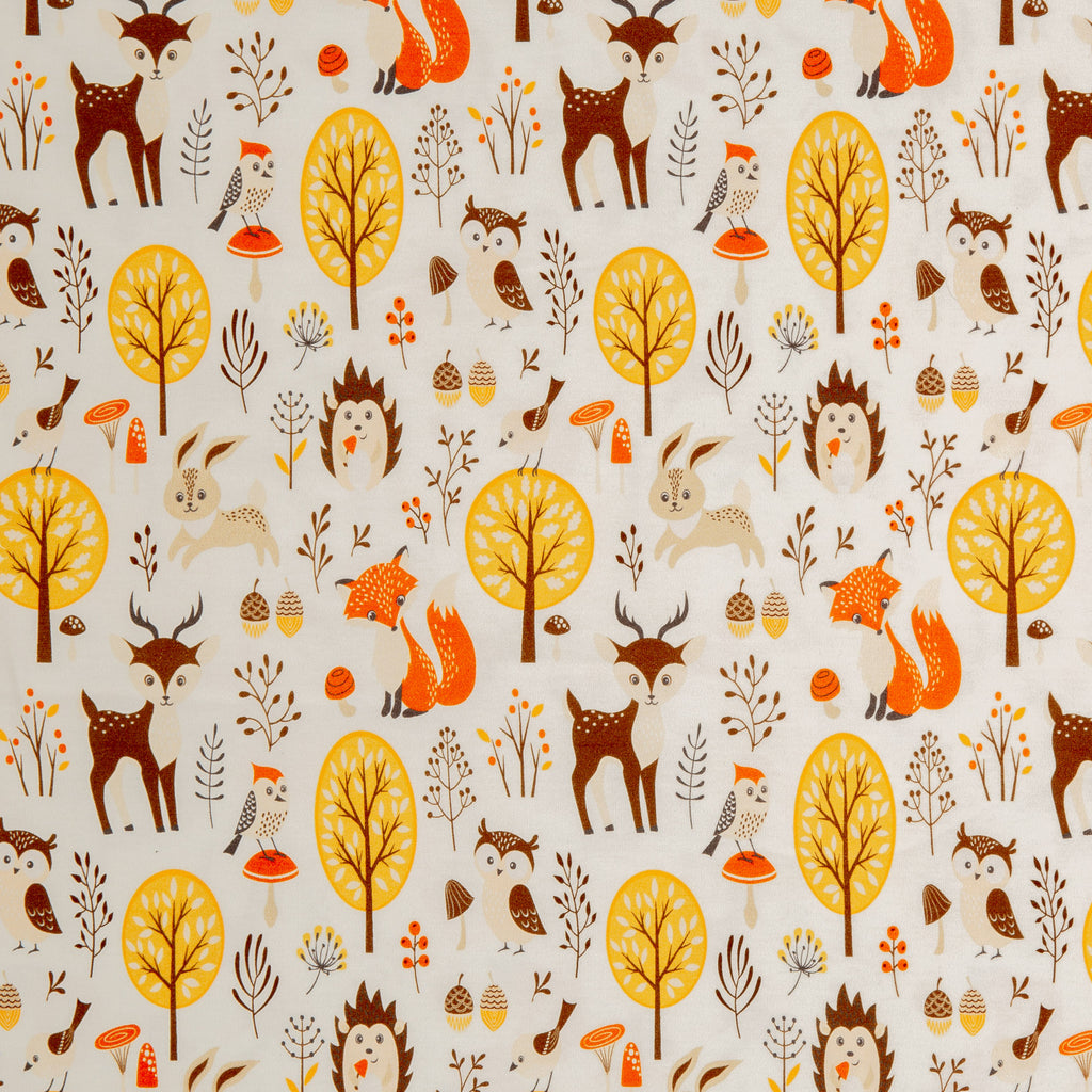 Zu sehen ist ein weicher, elastischer Baumwolljersey-Stoff in cream mit Motiven von niedlichen Waldtieren wie Fuchs, Hase und Eule, der durch seine angenehme, glatte Oberfläche ideal für Kleidung, Accessoires und kreative DIY-Projekte geeignet ist.