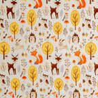 Zu sehen ist ein weicher, elastischer Baumwolljersey-Stoff in cream mit Motiven von niedlichen Waldtieren wie Fuchs, Hase und Eule, der durch seine angenehme, glatte Oberfläche ideal für Kleidung, Accessoires und kreative DIY-Projekte geeignet ist.