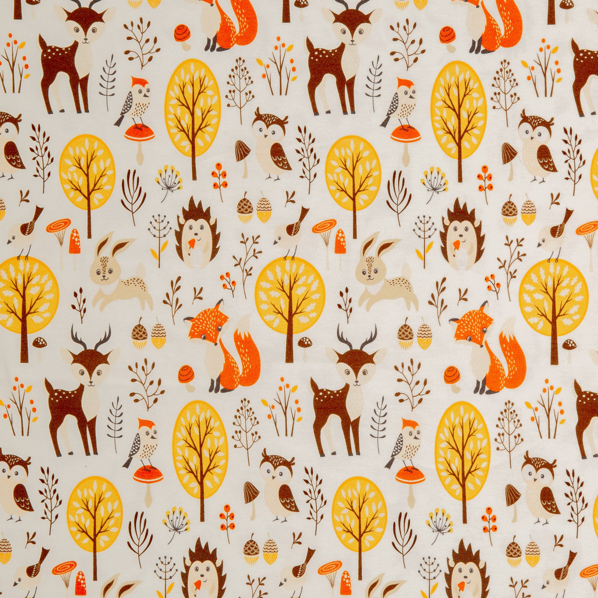 Zu sehen ist ein weicher, elastischer Baumwolljersey-Stoff in cream mit Motiven von niedlichen Waldtieren wie Fuchs, Hase und Eule, der durch seine angenehme, glatte Oberfläche ideal für Kleidung, Accessoires und kreative DIY-Projekte geeignet ist.