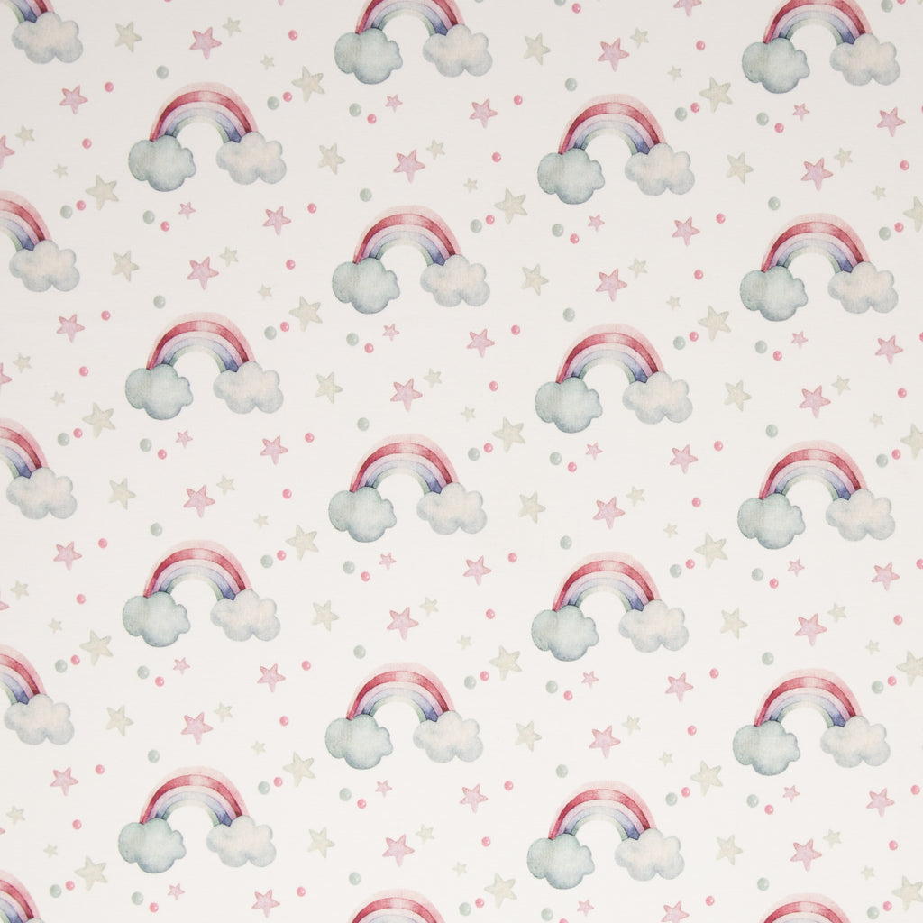 Zu sehen ist ein weicher, elastischer Baumwolljersey-Stoff in weiß mit Regenbogen-Motiven, der durch seine angenehme, glatte Oberfläche ideal für Kleidung, Accessoires und kreative DIY-Projekte geeignet ist.