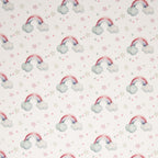 Zu sehen ist ein weicher, elastischer Baumwolljersey-Stoff in weiß mit Regenbogen-Motiven, der durch seine angenehme, glatte Oberfläche ideal für Kleidung, Accessoires und kreative DIY-Projekte geeignet ist.