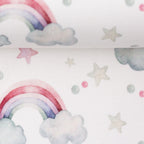 Zu sehen ist eine Nahaufnahme eines weichen, elastischen Baumwolljersey-Stoffs in weiß mit Regenbogen-Motiven, der durch seine angenehme, glatte Oberfläche ideal für Kleidung, Accessoires und kreative DIY-Projekte geeignet ist.