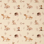 Zu sehen ist ein weicher, elastischer Baumwolljersey-Stoff in beige mit Motiven von Waldtieren wie Reh, Fuchs und Hase, der durch seine angenehme, glatte Oberfläche ideal für Kleidung, Accessoires und kreative DIY-Projekte geeignet ist.