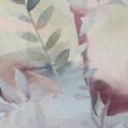 Zu sehen ist eine Nahaufnahme eines hochwertigen Deko-Baumwollstoffs mit einem farbenfrohen Blumenmuster, der durch seine angenehme Haptik und stabile Webart ideal für kreative Näh- und Deko-Projekte geeignet ist.