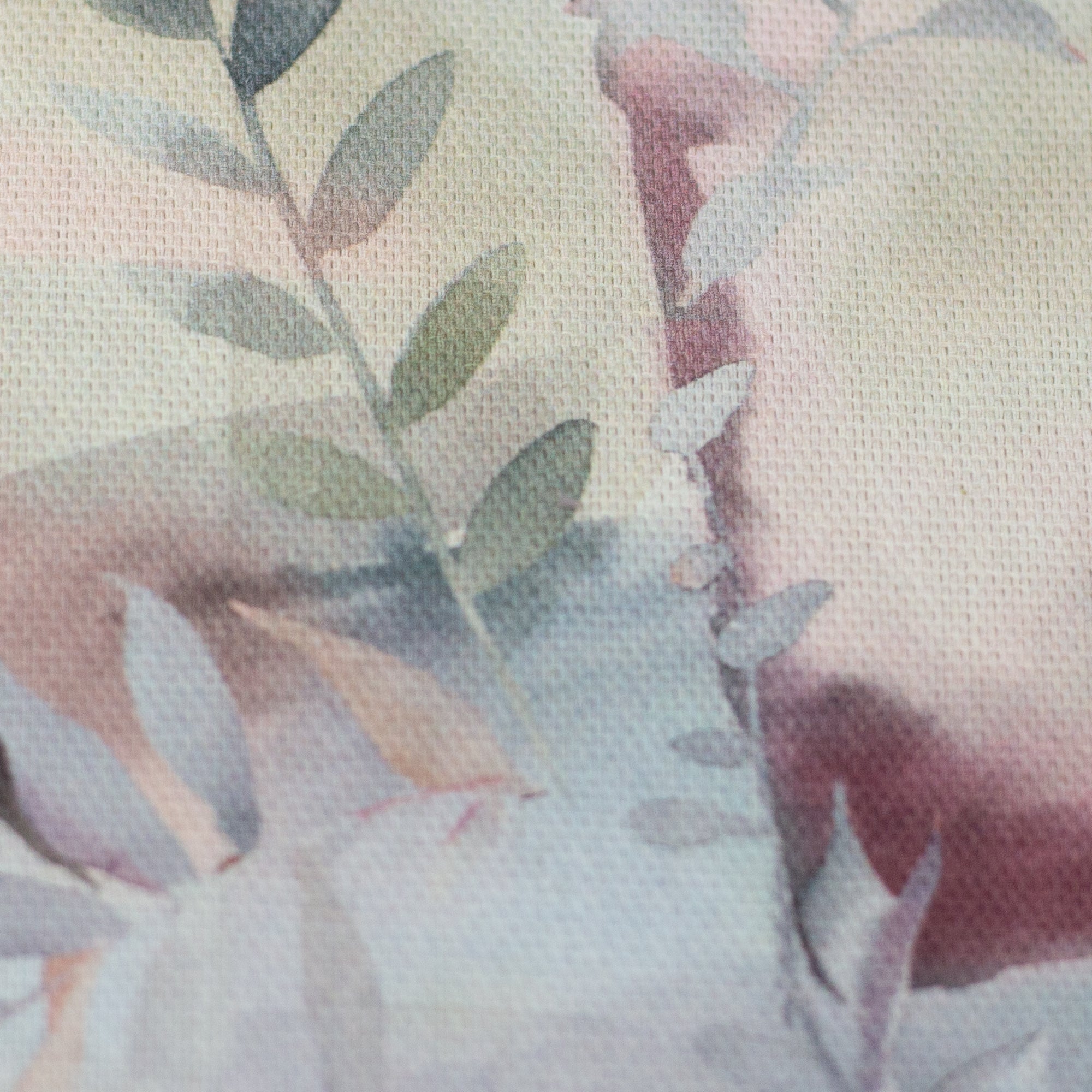 Zu sehen ist eine Nahaufnahme eines hochwertigen Deko-Baumwollstoffs mit einem farbenfrohen Blumenmuster, der durch seine angenehme Haptik und stabile Webart ideal für kreative Näh- und Deko-Projekte geeignet ist.