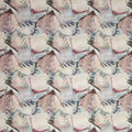 Zu sehen ist ein hochwertiger Deko-Baumwollstoff mit einem farbenfrohen Blumenmuster, der durch seine angenehme Haptik und stabile Webart ideal für kreative Näh- und Deko-Projekte geeignet ist.