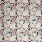 Zu sehen ist ein hochwertiger Deko-Baumwollstoff mit einem farbenfrohen Blumenmuster, der durch seine angenehme Haptik und stabile Webart ideal für kreative Näh- und Deko-Projekte geeignet ist.