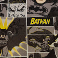 Zu sehen ist eine Nahaufnahme eines hochwertigen Baumwollstoffs mit Batman-Motiv in typischen DC-Farben, der durch seine angenehme und langlebige Qualität ideal für kreative Nähprojekte wie Kissen, Taschen, Vorhänge und Dekoration geeignet ist.