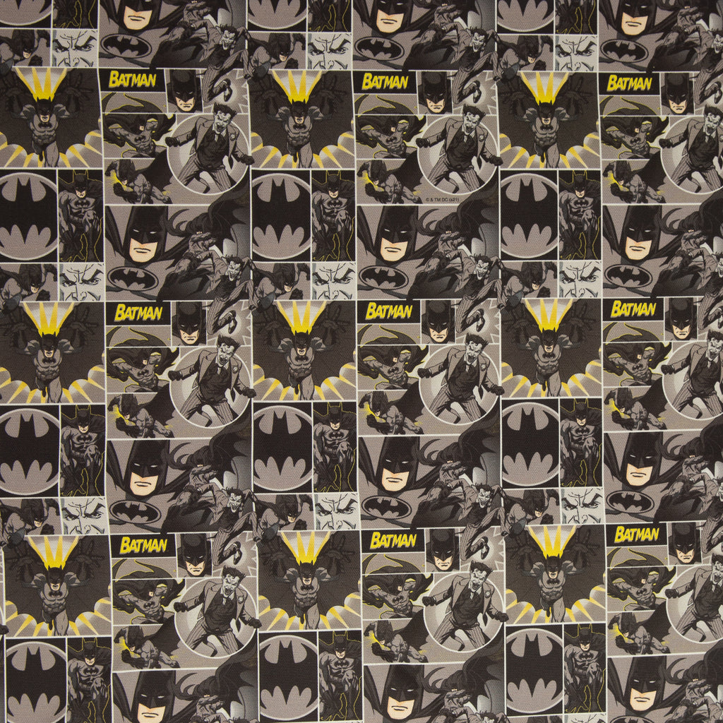 Zu sehen ist ein hochwertiger Baumwollstoff mit Batman-Motiv in typischen DC-Farben, der durch seine angenehme und langlebige Qualität ideal für kreative Nähprojekte wie Kissen, Taschen, Vorhänge und Dekoration geeignet ist.