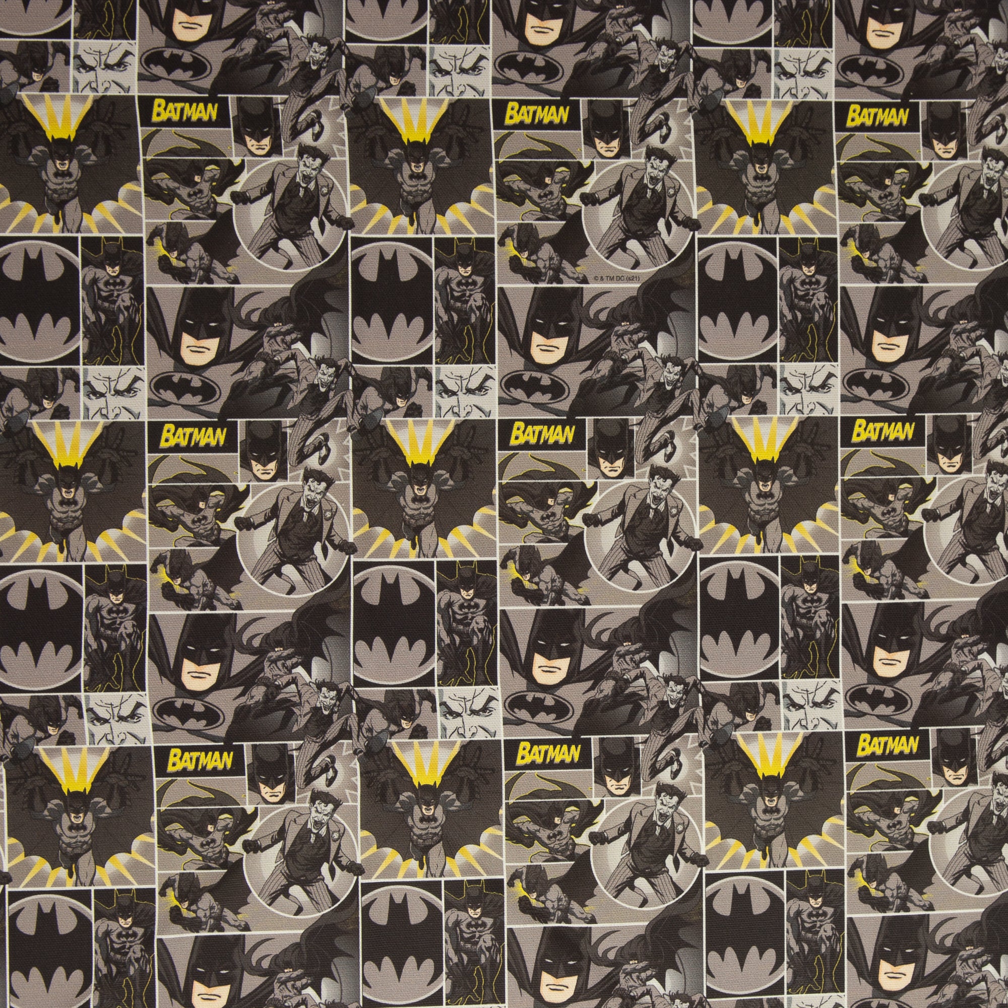 Zu sehen ist ein hochwertiger Baumwollstoff mit Batman-Motiv in typischen DC-Farben, der durch seine angenehme und langlebige Qualität ideal für kreative Nähprojekte wie Kissen, Taschen, Vorhänge und Dekoration geeignet ist.