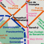 Zu sehen ist eine Nahaufnahme eines hochwertigen Baumwoll-Canvas-Stoffs in cream mit einem allover Muster im Design einer farbenfrohen Subway-Karte bzw. eines Stadtplans, der durch seine feste und langlebige Qualität ideal für Dekoration und kreative Nähprojekte geeignet ist.