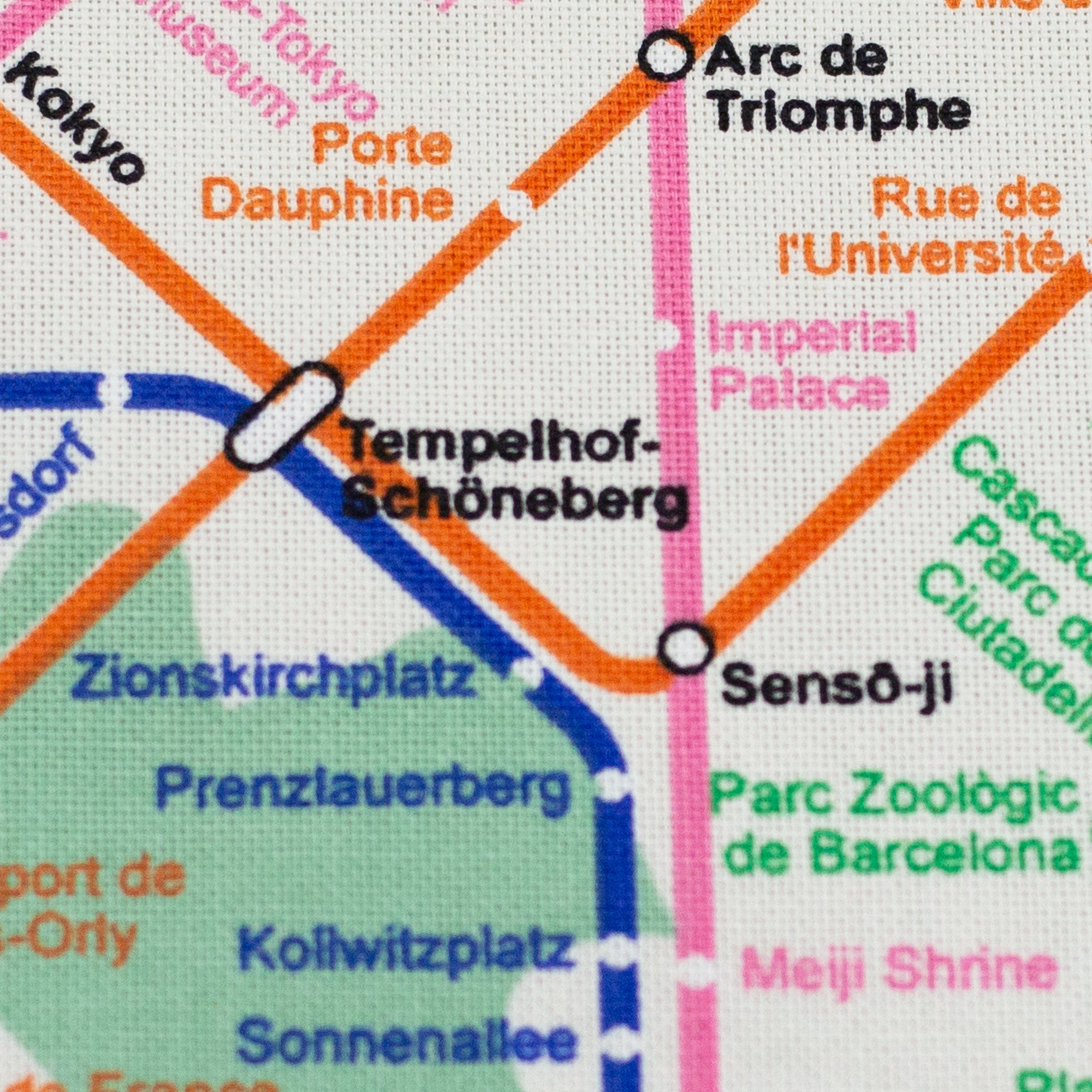 Zu sehen ist eine Nahaufnahme eines hochwertigen Baumwoll-Canvas-Stoffs in cream mit einem allover Muster im Design einer farbenfrohen Subway-Karte bzw. eines Stadtplans, der durch seine feste und langlebige Qualität ideal für Dekoration und kreative Nähprojekte geeignet ist.