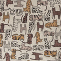 Zu sehen ist ein robuster Baumwoll-Canvas-Stoff in warmen Natur-, Braun- und Beigetönen mit einem verspielten Katzenmotiv, der durch seine feste und griffige Oberfläche ideal für Taschen, Deko und kreative DIY-Projekte geeignet ist.