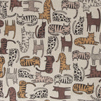Zu sehen ist ein robuster Baumwoll-Canvas-Stoff in warmen Natur-, Braun- und Beigetönen mit einem verspielten Katzenmotiv, der durch seine feste und griffige Oberfläche ideal für Taschen, Deko und kreative DIY-Projekte geeignet ist.