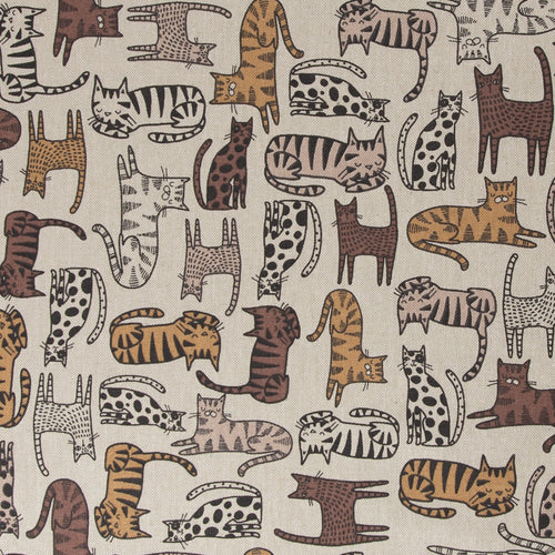 Zu sehen ist ein robuster Baumwoll-Canvas-Stoff in warmen Natur-, Braun- und Beigetönen mit einem verspielten Katzenmotiv, der durch seine feste und griffige Oberfläche ideal für Taschen, Deko und kreative DIY-Projekte geeignet ist.