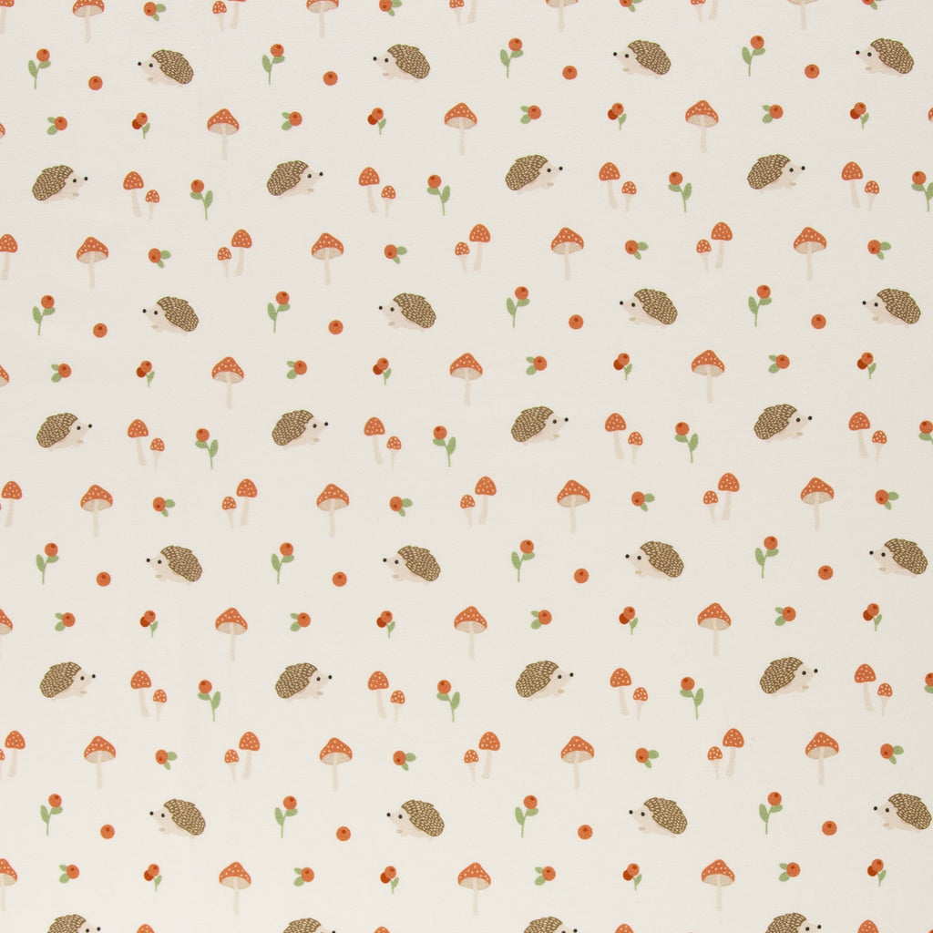 Zu sehen ist ein weicher, elastischer Baumwolljersey-Stoff in weiß mit niedlichen Igeln in Naturfarben, der durch seine angenehme, glatte Oberfläche ideal für Kleidung, Accessoires und kreative DIY-Projekte geeignet ist.