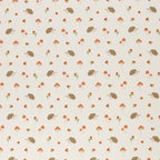 Zu sehen ist ein weicher, elastischer Baumwolljersey-Stoff in weiß mit niedlichen Igeln in Naturfarben, der durch seine angenehme, glatte Oberfläche ideal für Kleidung, Accessoires und kreative DIY-Projekte geeignet ist.