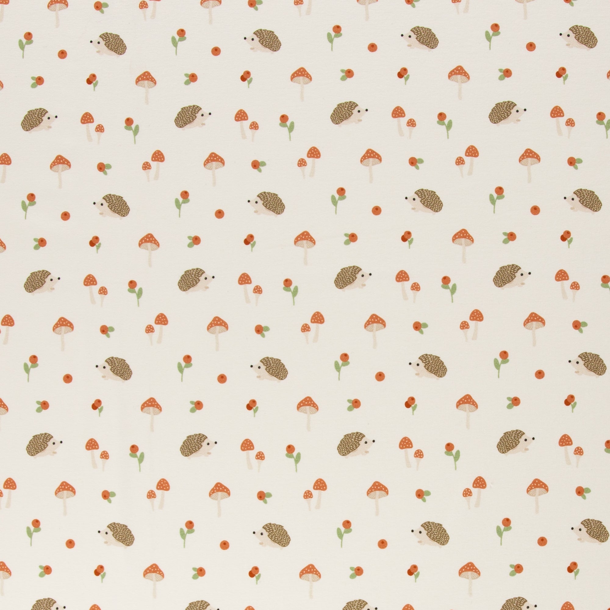 Zu sehen ist ein weicher, elastischer Baumwolljersey-Stoff in weiß mit niedlichen Igeln in Naturfarben, der durch seine angenehme, glatte Oberfläche ideal für Kleidung, Accessoires und kreative DIY-Projekte geeignet ist.