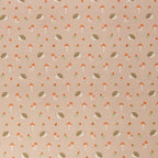 Zu sehen ist ein weicher, elastischer Baumwolljersey-Stoff in hellrosa mit niedlichen Igeln in Naturfarben, der durch seine angenehme, glatte Oberfläche ideal für Kleidung, Accessoires und kreative DIY-Projekte geeignet ist.