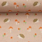 Zu sehen ist eine Nahaufnahme eines weichen, elastischen Baumwolljersey-Stoffs in hellrosa mit niedlichen Igeln in Naturfarben, der durch seine angenehme, glatte Oberfläche ideal für Kleidung, Accessoires und kreative DIY-Projekte geeignet ist.