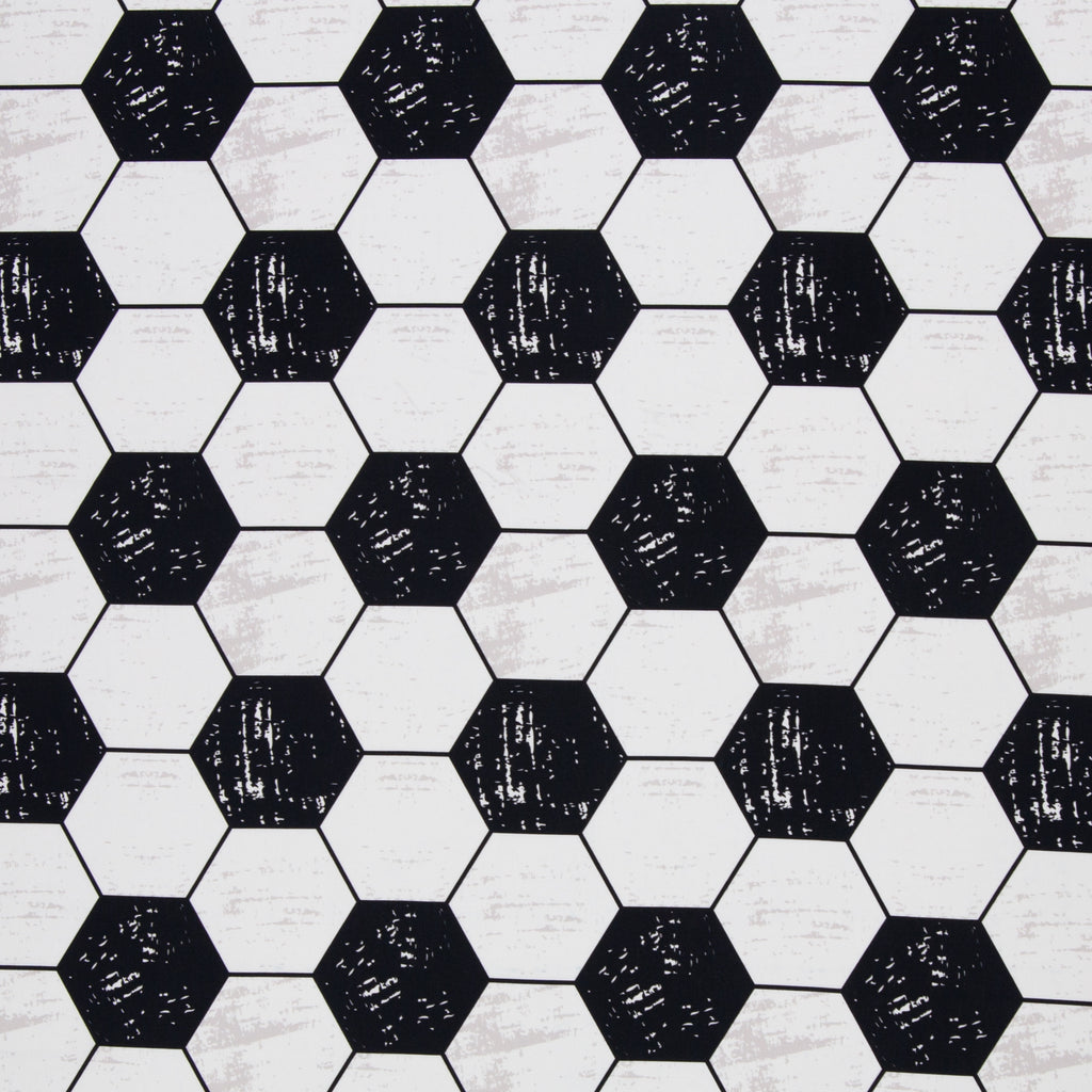 Zu sehen ist ein weicher Baumwollstoff in schwarz-weiß mit einem klassischen Muster aus Fußbällen, der durch seine glatte und atmungsaktive Oberfläche ideal für Kleidung, Accessoires und kreative DIY-Projekte geeignet ist.