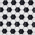Zu sehen ist ein weicher Baumwollstoff in schwarz-weiß mit einem klassischen Muster aus Fußbällen, der durch seine glatte und atmungsaktive Oberfläche ideal für Kleidung, Accessoires und kreative DIY-Projekte geeignet ist.