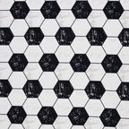 Zu sehen ist ein weicher Baumwollstoff in schwarz-weiß mit einem klassischen Muster aus Fußbällen, der durch seine glatte und atmungsaktive Oberfläche ideal für Kleidung, Accessoires und kreative DIY-Projekte geeignet ist.
