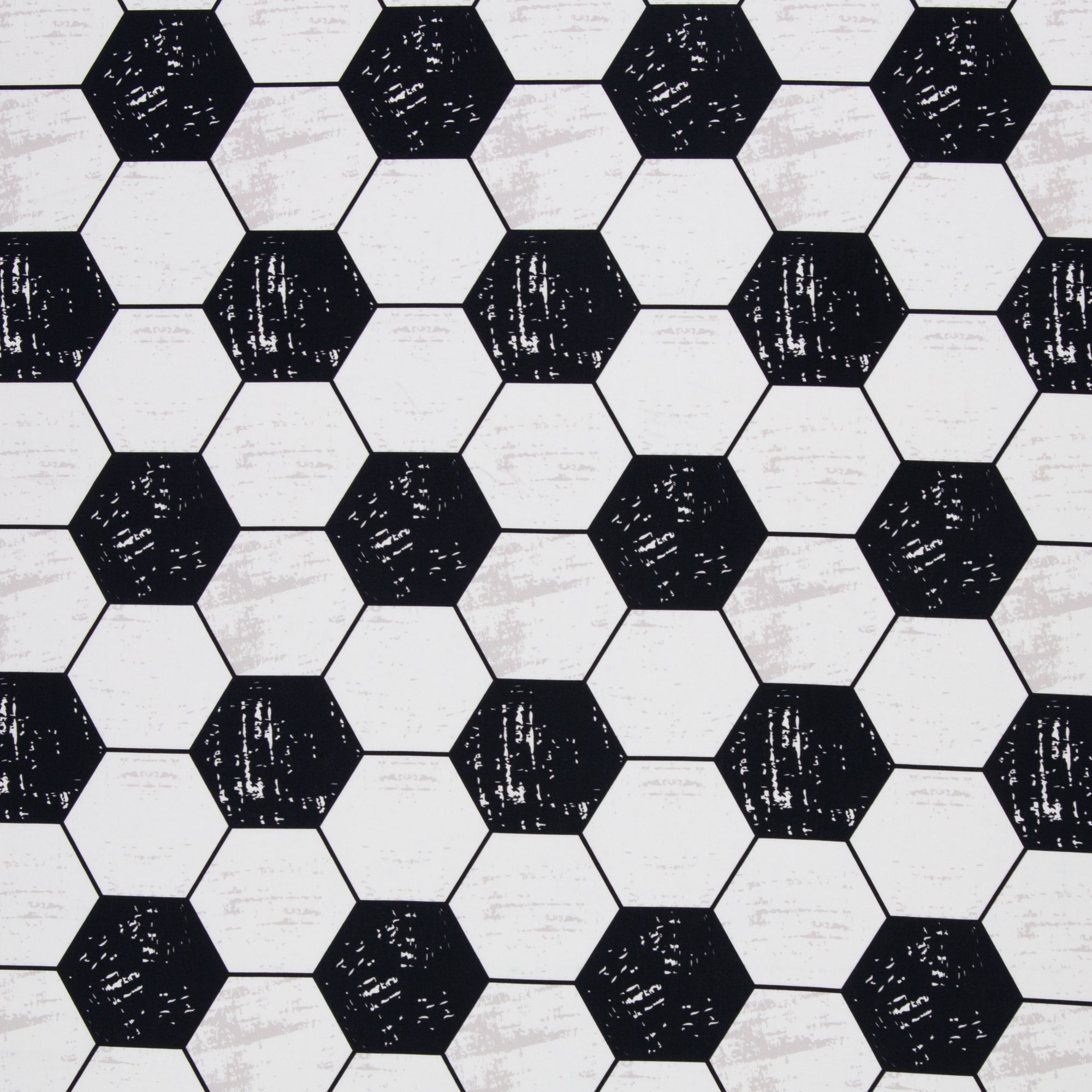 Zu sehen ist ein weicher Baumwollstoff in schwarz-weiß mit einem klassischen Muster aus Fußbällen, der durch seine glatte und atmungsaktive Oberfläche ideal für Kleidung, Accessoires und kreative DIY-Projekte geeignet ist.