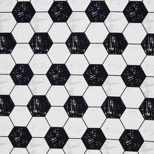 Zu sehen ist ein weicher Baumwollstoff in schwarz-weiß mit einem klassischen Muster aus Fußbällen, der durch seine glatte und atmungsaktive Oberfläche ideal für Kleidung, Accessoires und kreative DIY-Projekte geeignet ist.