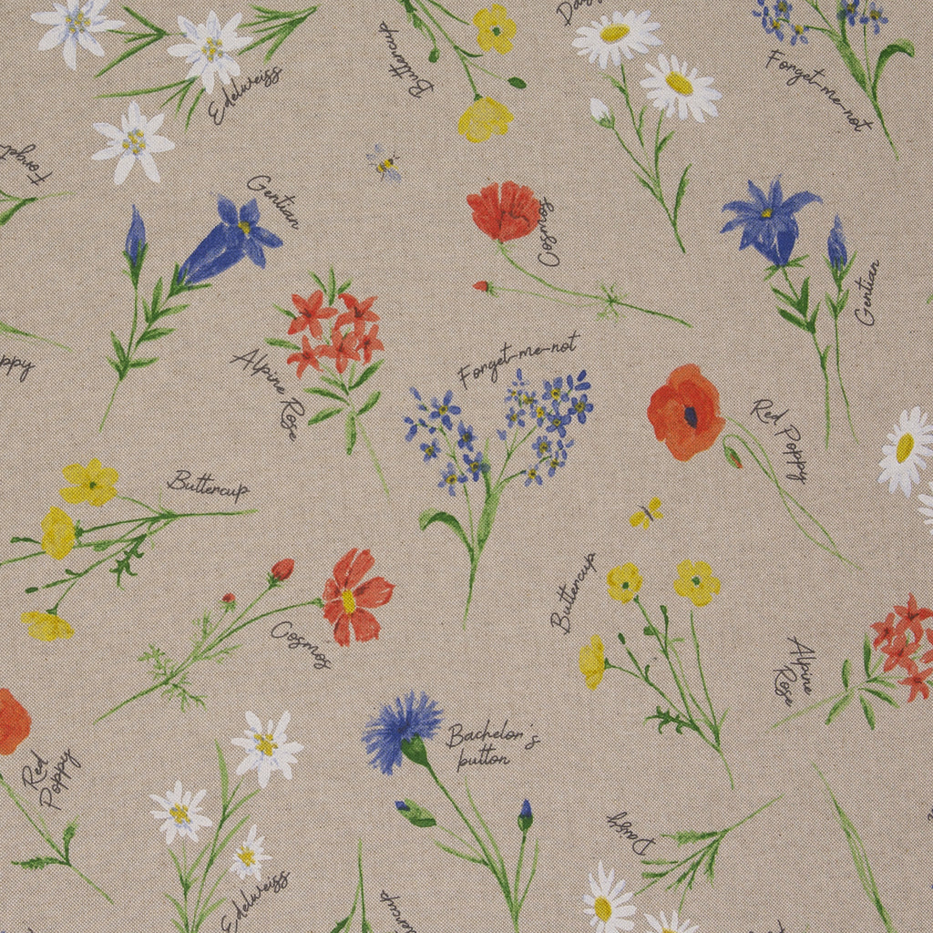 Zu sehen ist ein hochwertiger Deko-Baumwollstoff in hellbraun mit schwarzer Schrift und einem detailreichen, farbenfrohen Blumenmuster, der durch seine angenehme Haptik und stabile Qualität ideal für kreative Näh- und Deko-Projekte geeignet ist.