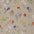 Zu sehen ist ein hochwertiger Deko-Baumwollstoff in hellbraun mit schwarzer Schrift und einem detailreichen, farbenfrohen Blumenmuster, der durch seine angenehme Haptik und stabile Qualität ideal für kreative Näh- und Deko-Projekte geeignet ist.