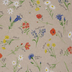Zu sehen ist ein hochwertiger Deko-Baumwollstoff in hellbraun mit schwarzer Schrift und einem detailreichen, farbenfrohen Blumenmuster, der durch seine angenehme Haptik und stabile Qualität ideal für kreative Näh- und Deko-Projekte geeignet ist.