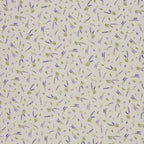 Zu sehen ist ein hochwertiger Deko-Baumwollstoff in cream mit einem floralen Muster aus Lavendelblumen, der durch seine angenehme Haptik und stabile Webart ideal für kreative Näh- und Deko-Projekte geeignet ist.