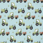 Zu sehen ist ein weicher, elastischer Baumwolljersey-Stoff in blau mit einem kindgerechten Muster aus Trucks, LKWs und weiteren Fahrzeugmotiven, der durch seine glatte und dehnbare Oberfläche ideal für Kleidung, Accessoires und kreative DIY-Projekte geeignet ist.