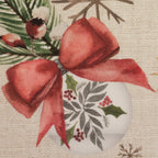 Zu sehen ist eine Nahaufnahme eines hochwertigen Baumwoll-Canvas-Stoffs in naturfarben mit einem liebevollen Weihnachtsdesign aus festlichen Kugeln, roten Schleifen, Tannenzweigen, Beeren und Sternen, der durch seine feste und langlebige Qualität ideal für weihnachtliche Deko- und Nähprojekte geeignet ist.