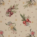 Zu sehen ist ein hochwertiger Baumwoll-Canvas-Stoff in naturfarben mit einem liebevollen Weihnachtsdesign aus festlichen Kugeln, roten Schleifen, Tannenzweigen, Beeren und Sternen, der durch seine feste und langlebige Qualität ideal für weihnachtliche Deko- und Nähprojekte geeignet ist.