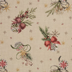 Zu sehen ist ein hochwertiger Baumwoll-Canvas-Stoff in naturfarben mit einem liebevollen Weihnachtsdesign aus festlichen Kugeln, roten Schleifen, Tannenzweigen, Beeren und Sternen, der durch seine feste und langlebige Qualität ideal für weihnachtliche Deko- und Nähprojekte geeignet ist.