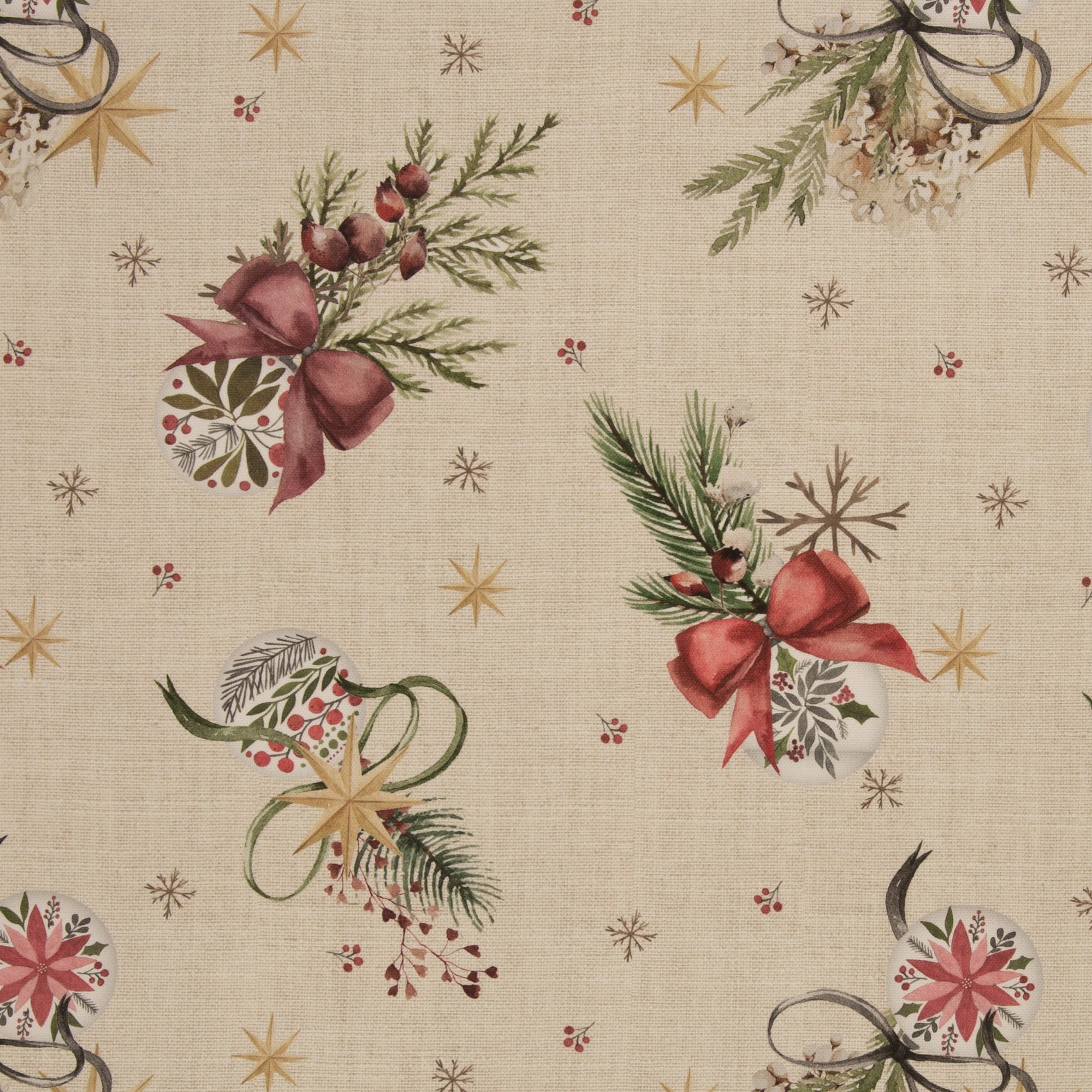 Zu sehen ist ein hochwertiger Baumwoll-Canvas-Stoff in naturfarben mit einem liebevollen Weihnachtsdesign aus festlichen Kugeln, roten Schleifen, Tannenzweigen, Beeren und Sternen, der durch seine feste und langlebige Qualität ideal für weihnachtliche Deko- und Nähprojekte geeignet ist.