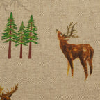 Zu sehen ist eine Nahaufnahme eines robusten Baumwoll-Canvas-Stoffs in hellbraun mit einem liebevoll gestalteten Waldmotiv aus Hirschen, Elchen, Rehen, Tannen und dezenten Bergsilhouetten, der durch seine feste und zugleich angenehm griffige Oberfläche ideal für Taschen, Deko und kreative DIY-Projekte geeignet ist.