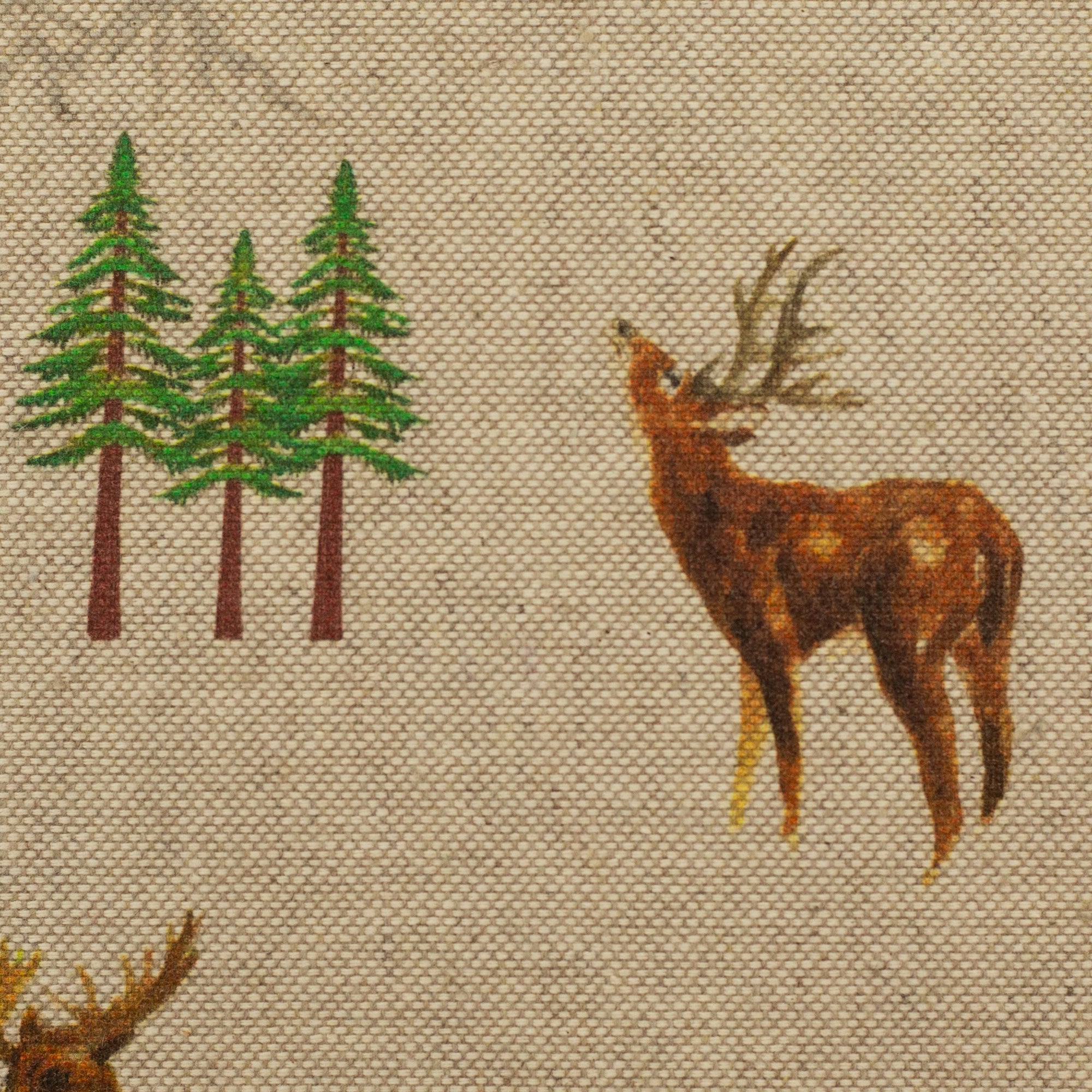 Zu sehen ist eine Nahaufnahme eines robusten Baumwoll-Canvas-Stoffs in hellbraun mit einem liebevoll gestalteten Waldmotiv aus Hirschen, Elchen, Rehen, Tannen und dezenten Bergsilhouetten, der durch seine feste und zugleich angenehm griffige Oberfläche ideal für Taschen, Deko und kreative DIY-Projekte geeignet ist.