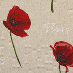Zu sehen ist eine Nahaufnahme eines hochwertigen Deko-Baumwollstoffs in beige mit roten Mohnblumen und kleinem weißen Schriftmuster, der durch seine angenehme Haptik und stabile Webart ideal für kreative Näh- und Deko-Projekte geeignet ist.
