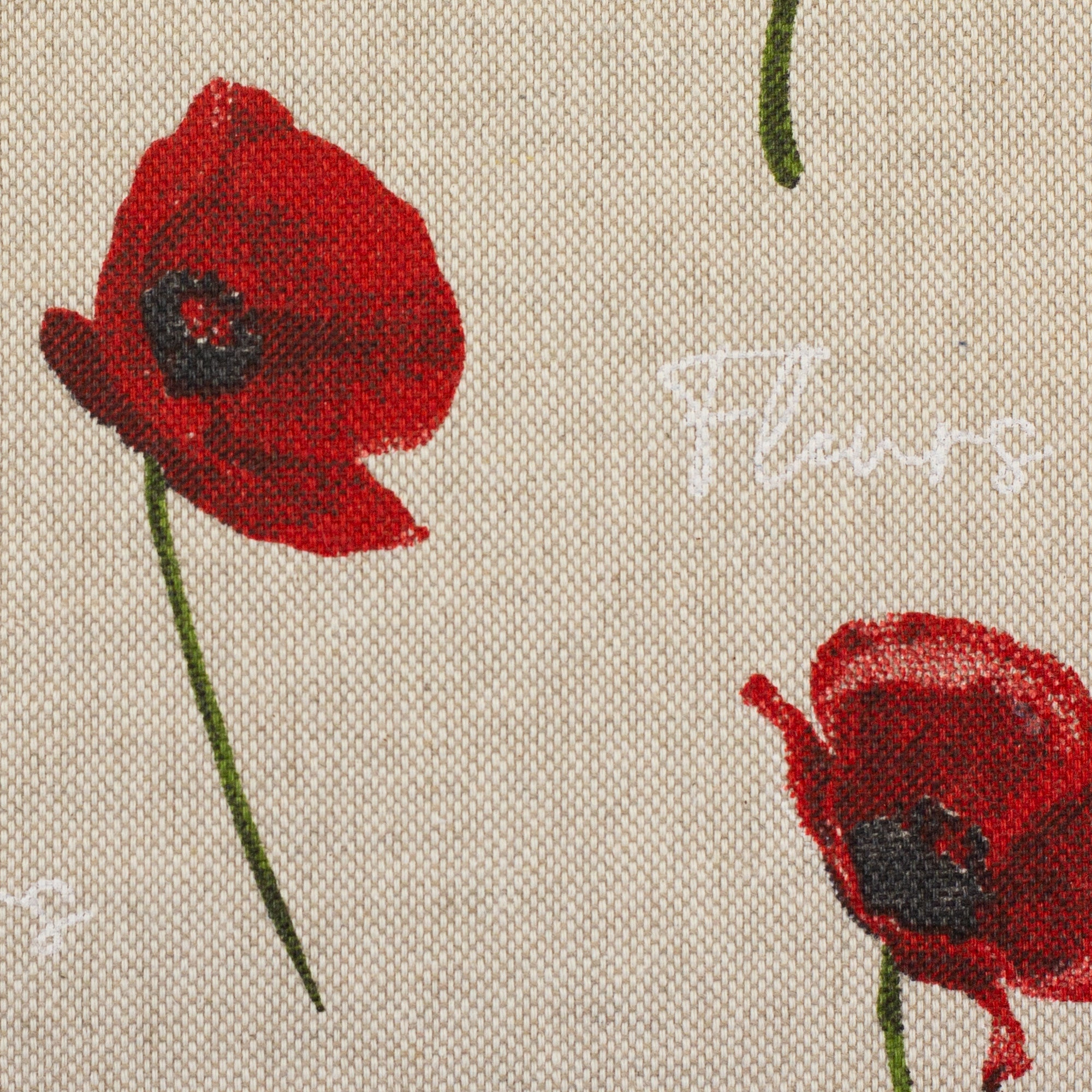Zu sehen ist eine Nahaufnahme eines hochwertigen Deko-Baumwollstoffs in beige mit roten Mohnblumen und kleinem weißen Schriftmuster, der durch seine angenehme Haptik und stabile Webart ideal für kreative Näh- und Deko-Projekte geeignet ist.