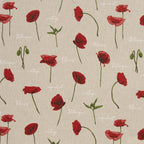 Zu sehen ist ein hochwertiger Deko-Baumwollstoff in beige mit roten Mohnblumen und kleinem weißen Schriftmuster, der durch seine angenehme Haptik und stabile Webart ideal für kreative Näh- und Deko-Projekte geeignet ist.