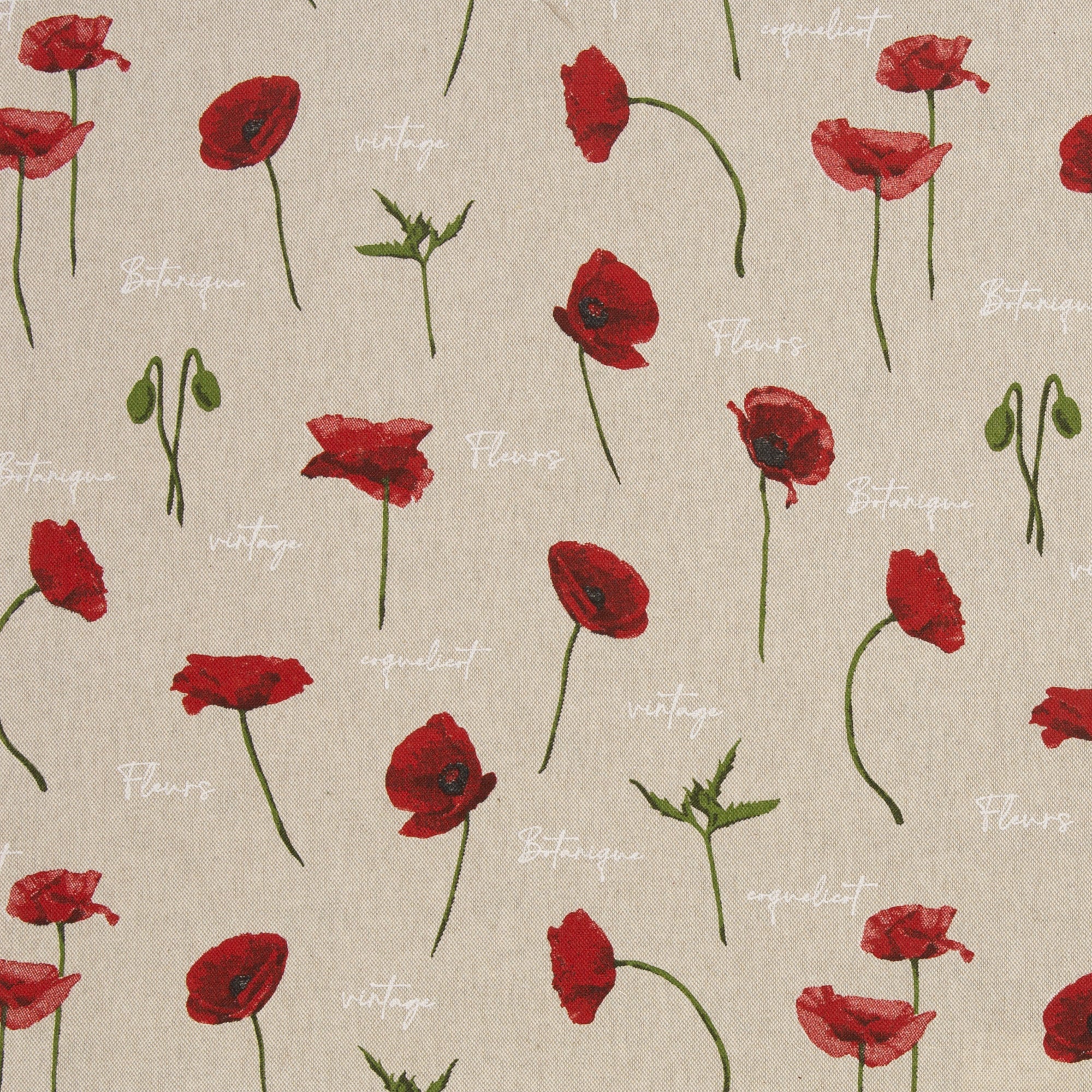 Zu sehen ist ein hochwertiger Deko-Baumwollstoff in beige mit roten Mohnblumen und kleinem weißen Schriftmuster, der durch seine angenehme Haptik und stabile Webart ideal für kreative Näh- und Deko-Projekte geeignet ist.
