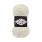 Zu sehen ist Alize Sal Abiye Wolle in einem warmen Creme‑Ton mit funkelndem Schimmer und Pailletten; ein leicht glitzerndes Garn mit Metallic‑Effekt, ideal für elegante Schals, Accessoires und besondere Handarbeitsprojekte.