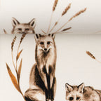 Zu sehen ist eine Nahaufnahme von weißem Baumwolljersey mit Fuchs- und Waldmotiven, elastisch und ideal für Kinderkleidung und DIY-Nähprojekte.