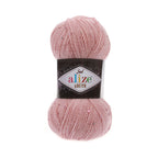 Zu sehen ist Alize Sal Abiye Wolle in einem zarten Puderrosa (Pudra) mit funkelndem Schimmer und Pailletten; ein leicht glitzerndes Garn mit Metallic‑Effekt, ideal für elegante Schals, Accessoires und besondere Handarbeitsprojekte.