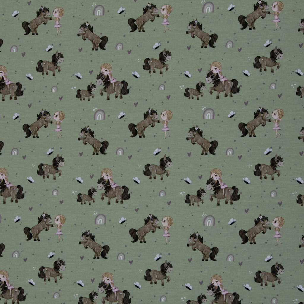 Zu sehen ist einen grünen Baumwolljerseys mit Pony- und Naturmotiven, elastisch, geeignet für Kinderkleidung und Accessoires.