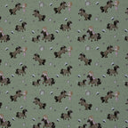 Zu sehen ist einen grünen Baumwolljerseys mit Pony- und Naturmotiven, elastisch, geeignet für Kinderkleidung und Accessoires.